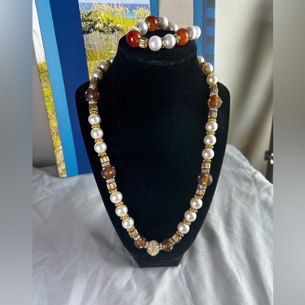 Women’s elegant beaded necklace and bracelet